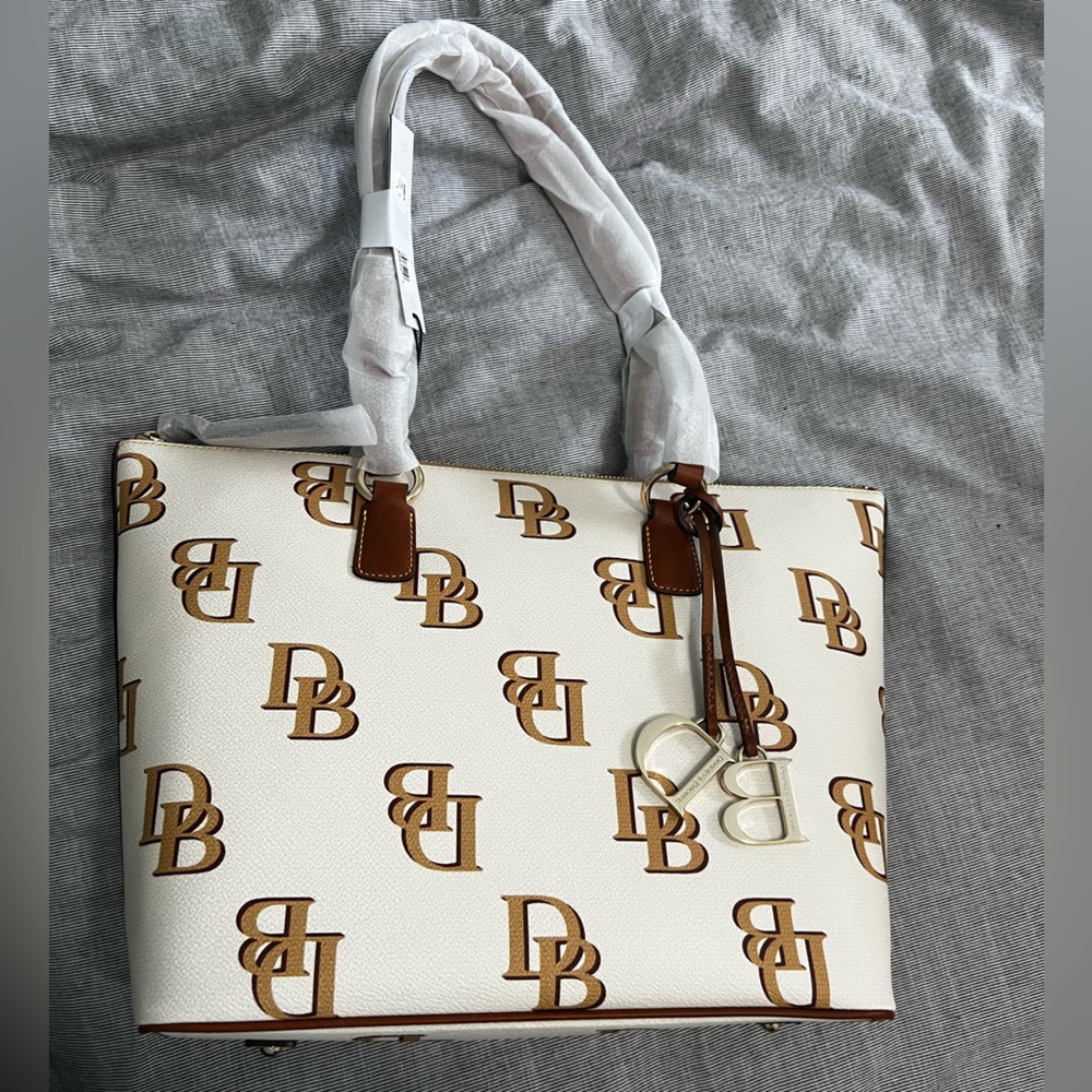 NWT Dooney & Bourke wren zip tote
